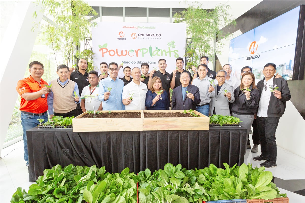 CULTIVATING SEEDS OF CHANGE. Seen in the photo are (L-R, first row) Meralco Facilities
Maintenance Lead Carlito L. Dela Cruz, Meralco SVP and Chief Revenue Officer Ferdinand O.
Geluz, Meralco FVP and Chief Sustainability Officer Raymond B. Ravelo, Meralco Chief Corporate
Social Responsibility Officer and One Meralco Foundation President Jeffrey O. Tarayao, Meralco SVP
and Chief Audit Executive Melanie T. Oteyza, Meralco Chairman and CEO Manuel V. Pangilinan,
Meralco SVP and Chief HR Officer Edgardo V. Carasig, Meralco SVP and Head of Networks Froilan
J. Savet, Meralco FVP and Head of Customer Retail Services Charina P. Padua, Meralco VP and
Head of Supply Chain Management Glen N. San Pedro together with (second row, L-R) Meralco
Bolts players, Meralco VP and Head of Corporate Communications Joe R. Zaldarriaga, and Meralco
VP and Head of Facilities and Safety Management Jerry B. Lao during the launch of the urban farm
at the Meralco headquarters.